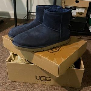 women size 10 Ugg’s in color navy blue
